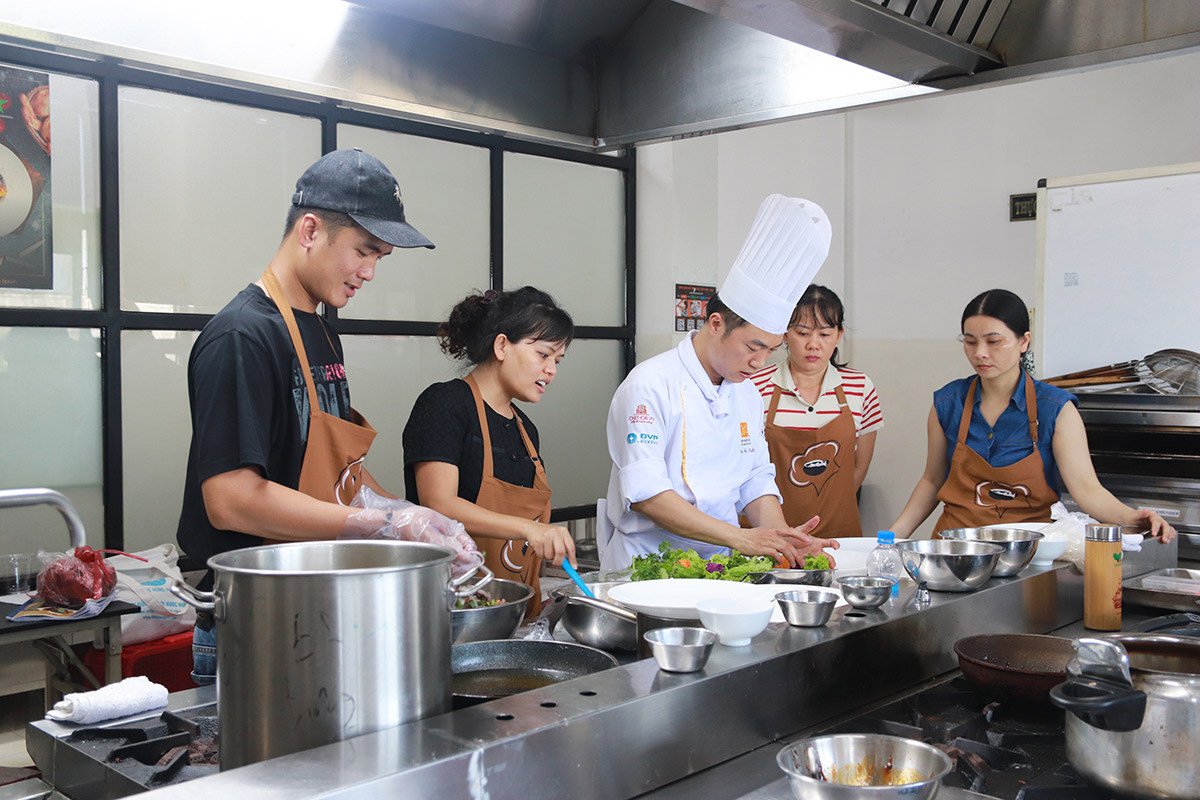 Thực hành làm salad tươi mát cho món khai vị tiệc