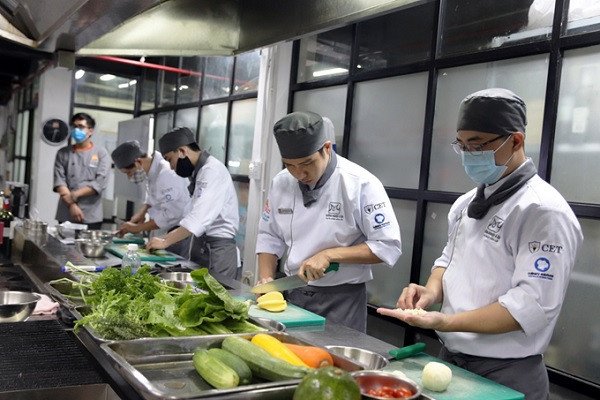 Bí Quyết Làm Salad Ngon Chuẩn Vị Tại Nhà Thực hiện các bước làm salad chuẩn vị