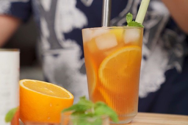 Thức uống trà đào dầm sảng khoái được lắc đều với đá
