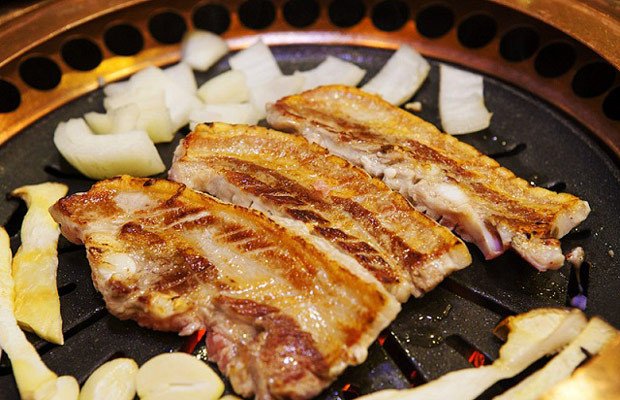 Thưởng thức ba rọi nướng xốt tương cay cùng bạn bè theo phong cách Hàn