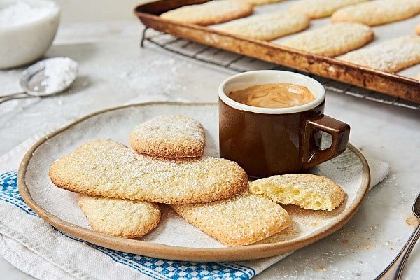 Thưởng thức bánh Champagne giòn tan kèm tách cà phê nóng