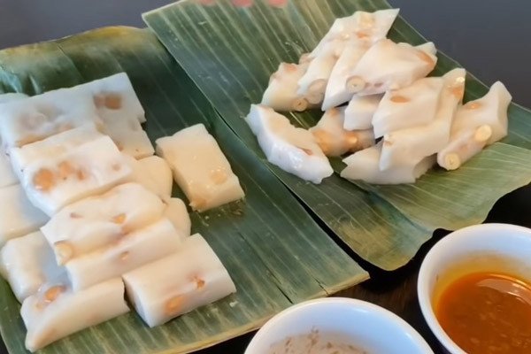 Thưởng thức bánh đúc lạc dẻo thơm cùng tương bần hấp dẫn