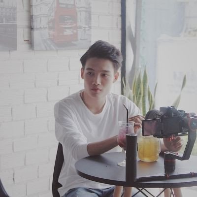 Thưởng thức bánh ngọt và trà nóng