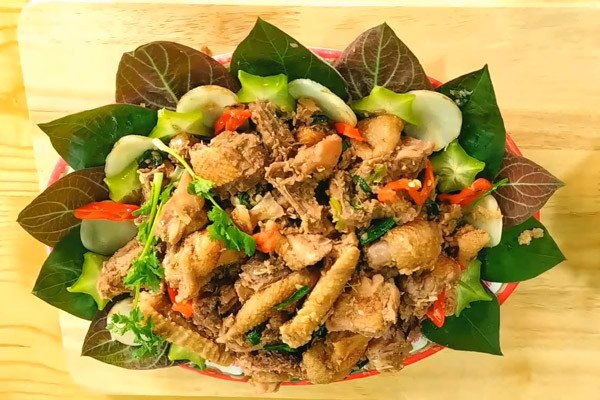 Thưởng thức gà giả cầy miền Bắc cùng khế chua và lá mơ