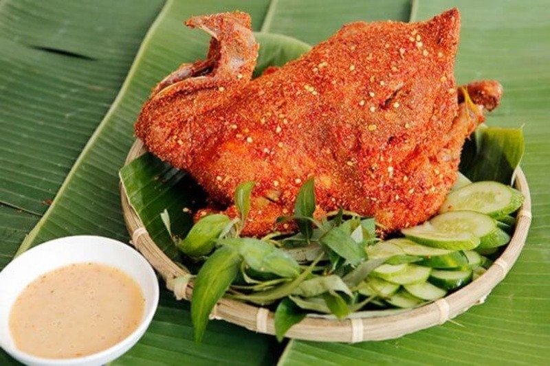 Thưởng thức gà nướng muối ớt cay nồng chế biến từ nồi chiên không dầu.