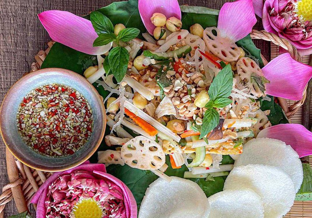 Thưởng thức gỏi gà ngó sen cùng đậu phộng