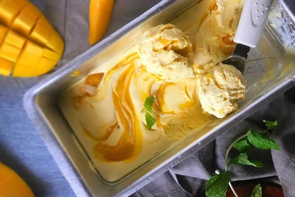 Thưởng thức kem xoài thơm ngon