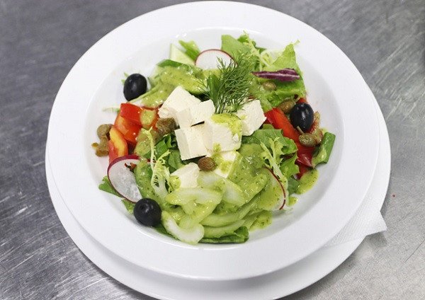 Thưởng thức món salad tươi mát kích thích vị giác