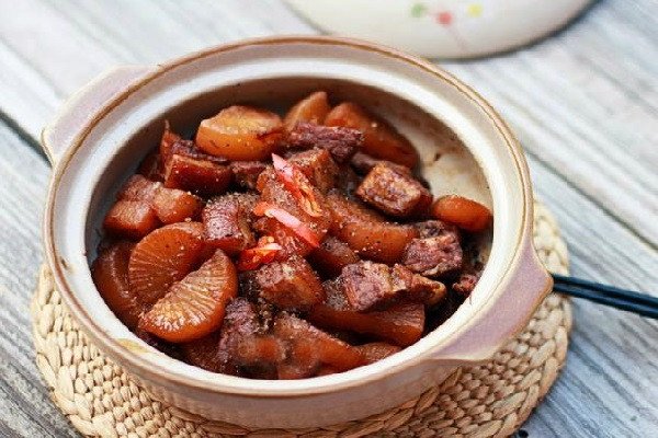 Thưởng thức món thịt heo kho củ cải trắng cùng cơm nóng