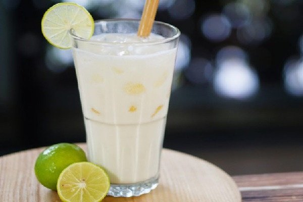 Thưởng thức sữa chua đánh đá mát lạnh