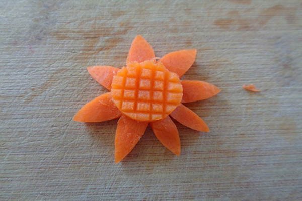 Tỉa hoa hướng dương rực rỡ từ cà rốt, tăng vẻ đẹp cho món ăn