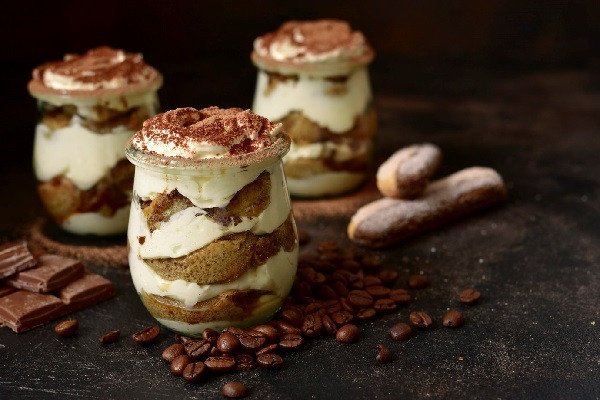 Tiramisu hấp dẫn trình bày trong ly thủy tinh