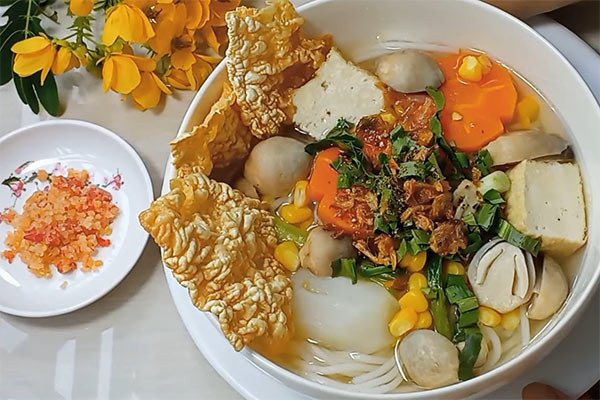 Tô bánh canh chay Tây Ninh nóng hổi, đầy đặn sẵn sàng thưởng thức