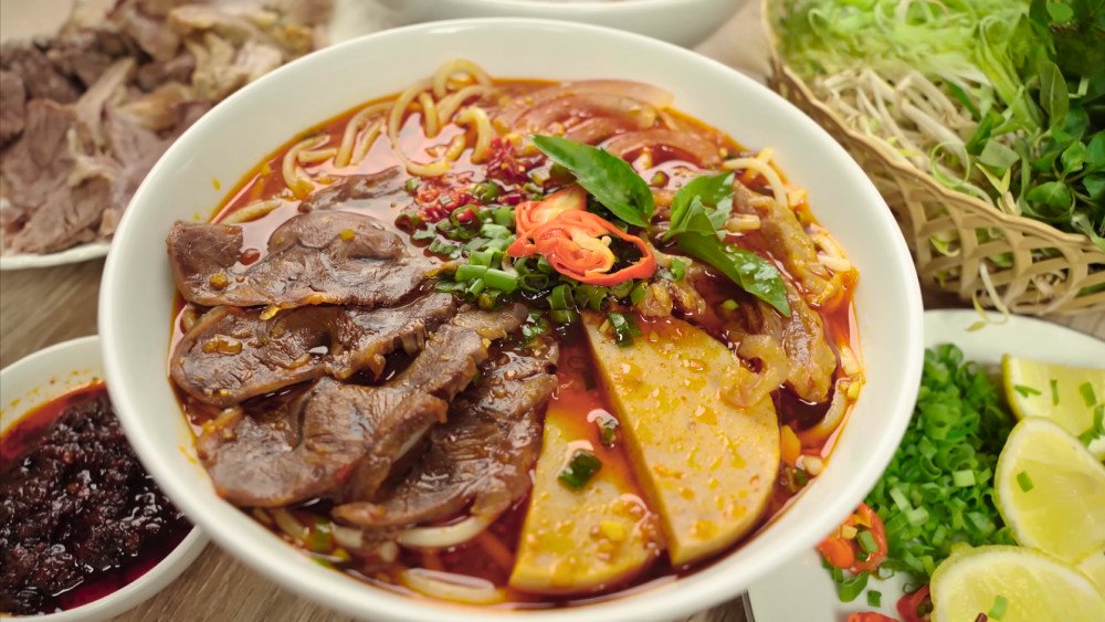 tô bún bò huế nóng hổi, chuẩn vị, sẵn sàng thưởng thức