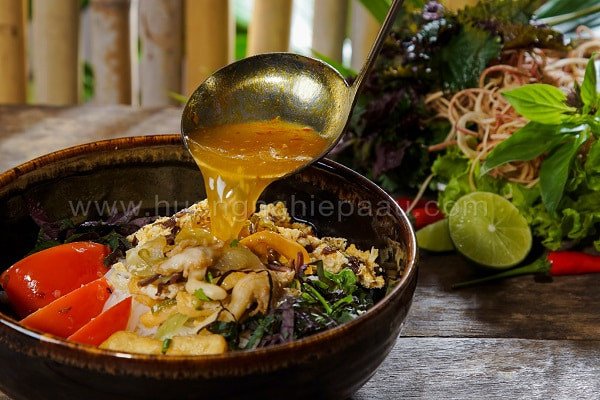 Tô bún riêu chay thành phẩm với đậu hũ và rau sống