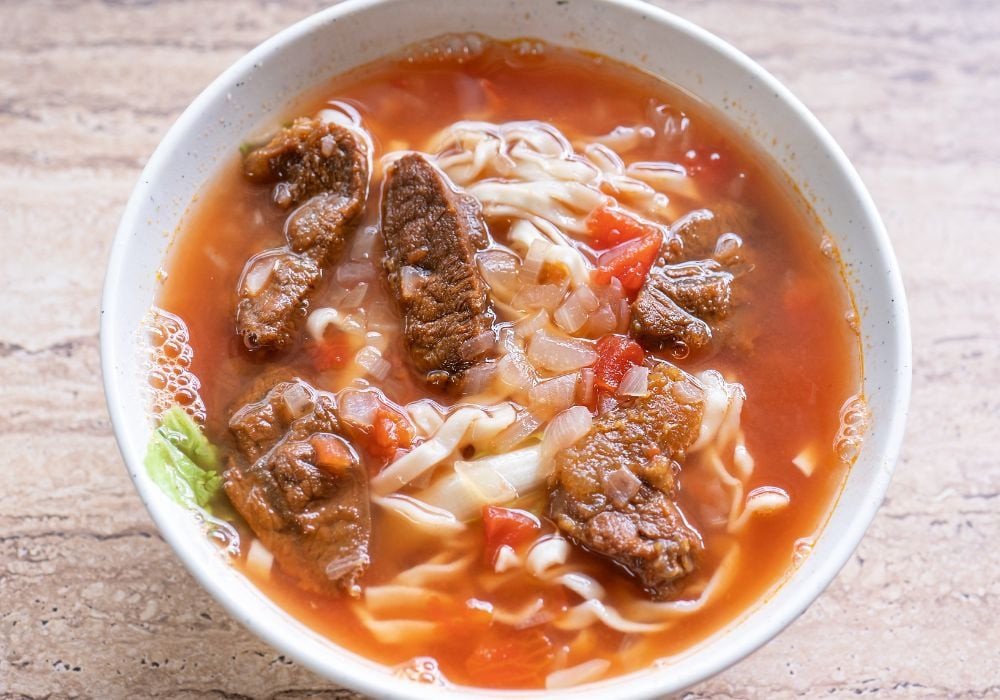 Tô bún sườn bò nóng hổi với sườn, dọc mùng và rau thơm