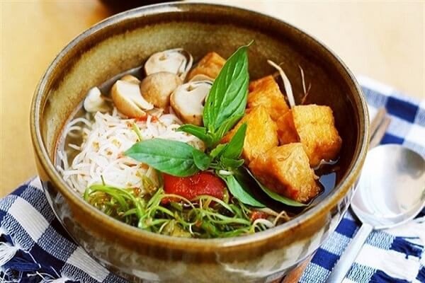 Tô bún Thái chay đầy đặn với nước dùng thanh ngọt, nấm và rau tươi