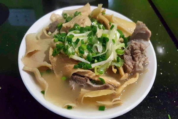 Tô canh măng khô nấu sườn non thơm lừng, bổ dưỡng