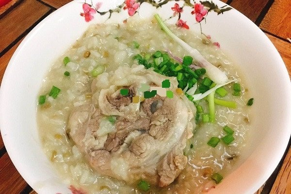 Tô cháo móng giò đậu xanh nóng hổi, dinh dưỡng cho bà bầu