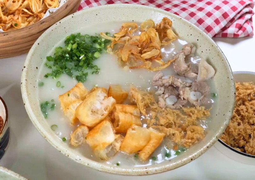 Tô cháo sườn nóng hổi