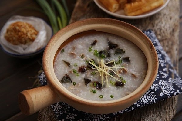 Nấu Cháo Thịt Bằm Nồi Cơm Điện Thơm Ngon Bổ Dưỡng Tô cháo thịt băm trứng bắc thảo nóng hổi, dinh dưỡng, tốt cho người giải cảm