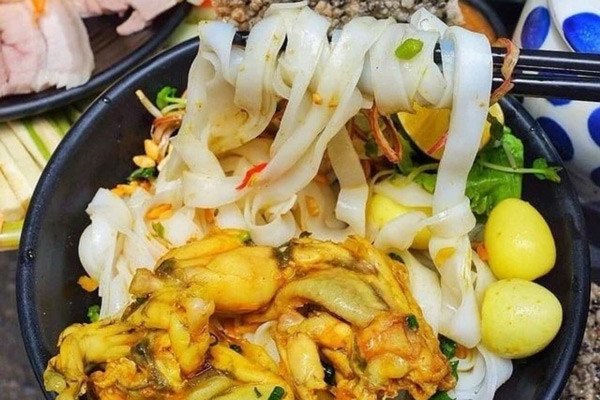 Tô mì Quảng ếch hoàn chỉnh với rau sống và bánh tráng giòn