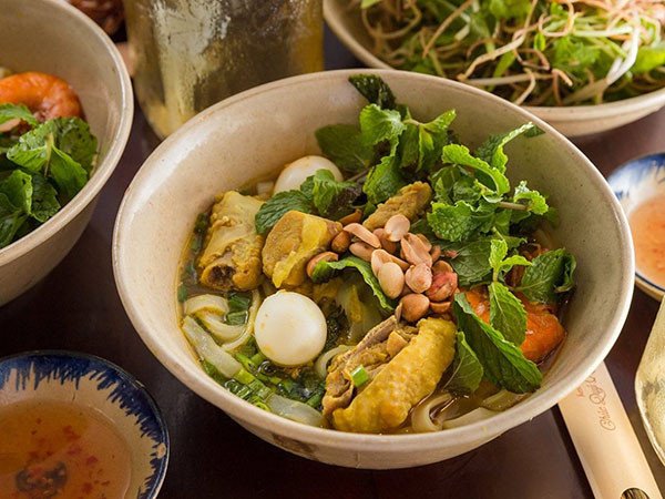 Tô mì Quảng gà với nước dùng sánh vàng, thịt gà xé và rau thơm