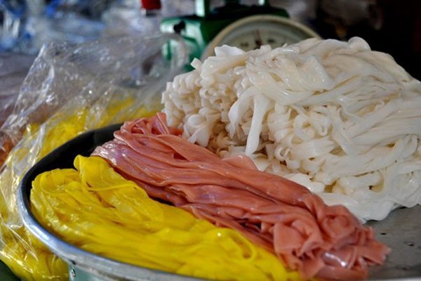 Tô mì Quảng tôm thịt hấp dẫn với sợi mì trắng, tôm đỏ, thịt heo và rau xanh
