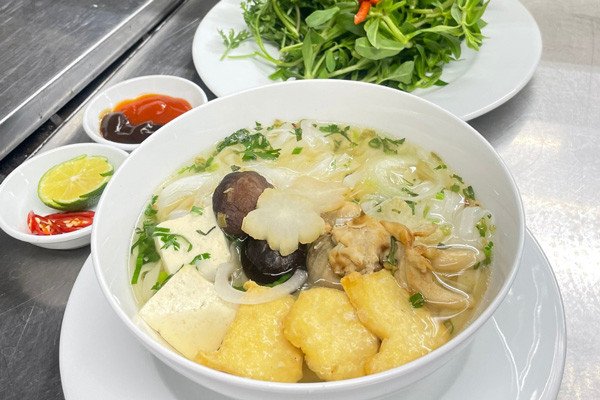 Tô phở bò chay nóng hổi, đầy đủ topping và nước dùng trong veo.