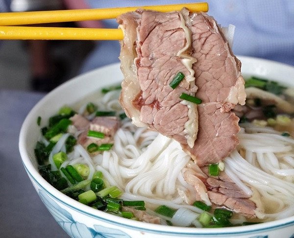 Tô phở bò nóng hổi giàu dinh dưỡng, rất tốt cho người cảm cúm