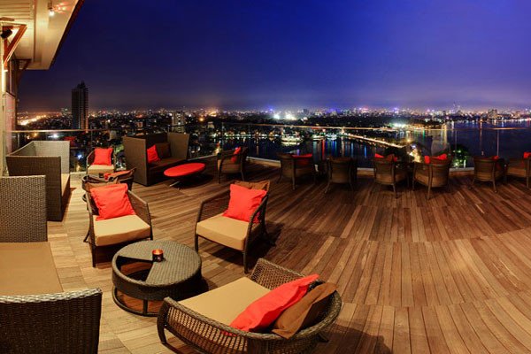 Toàn cảnh đường chân trời Hà Nội nhìn từ Summit Lounge tại khách sạn Sofitel Plaza