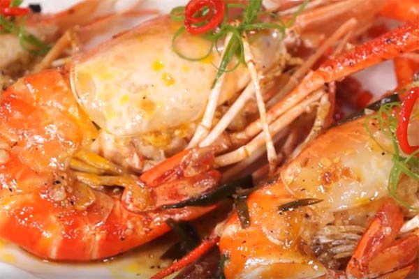 Tôm càng xanh rang me chua ngọt hấp dẫn, món ăn được nhiều người yêu thích