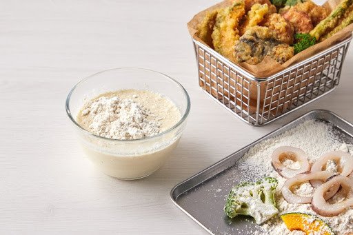 Tôm chiên giòn rụm với lớp bột áo hoàn hảo, minh họa công dụng của bột chiên giòn đa dụng