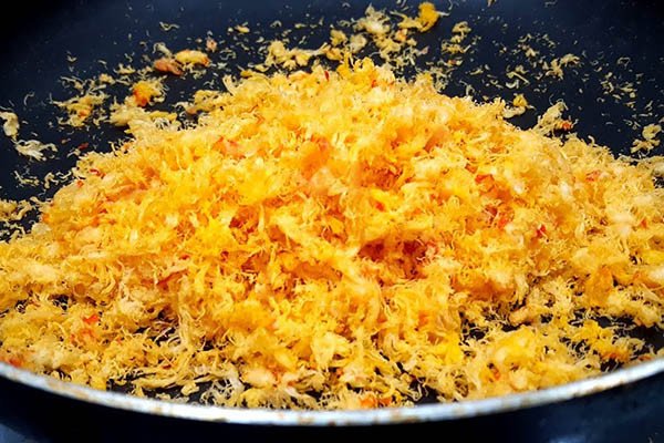 tôm khô rang thơm lừng làm topping bún thang