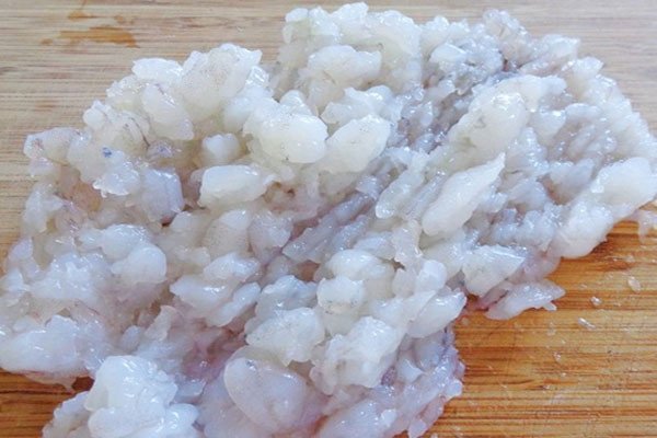 Tôm sú băm nhuyễn đã được ướp gia vị