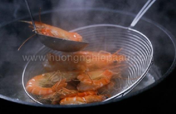 Tôm sú luộc chín tới, vớt ra ngâm nước đá lạnh để giữ độ giòn cho món gỏi