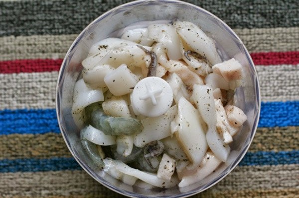Tôm và mực tươi ngon được tẩm ướp gia vị chuẩn bị xào hủ tiếu
