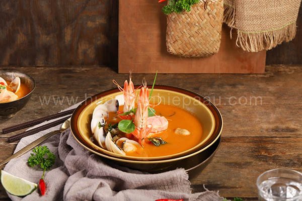 Tom Yum chua cay với màu sắc hấp dẫn sẵn sàng để thưởng thức