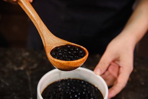 Trân châu đen dẻo dai sau khi luộc chín, sẵn sàng cho món trà sữa chocolate trân châu