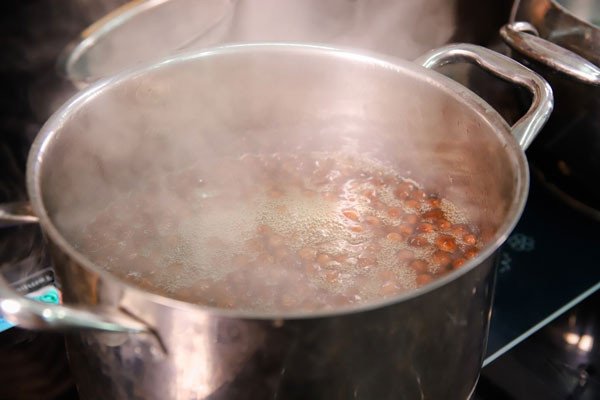 Trân châu đường đen nổi lên khi luộc, chuẩn bị cho bánh trà sữa