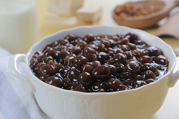 Trân châu đường đen sau khi ngâm đủ thời gian trong sốt đường đen đậm đà