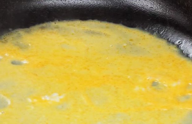 Tráng mỏng trứng vịt làm chả phượng