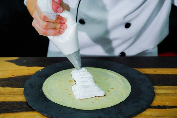 Trang trí bánh crepe Pháp với kem tươi và trái cây tươi ngon hấp dẫn