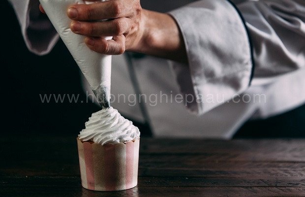 Trang trí bánh cupcake hình chóp nhọn với kem bơ