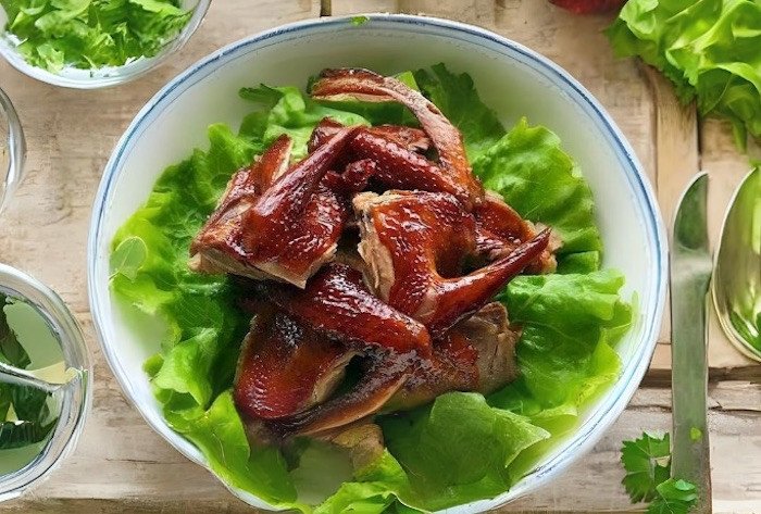 Trang trí bồ câu nướng mật ong đơn giản với rau xanh tươi mát