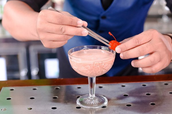 Trang trí Cocktail Cosmopolitan với cherry