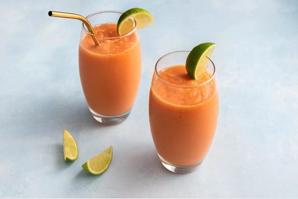 Trang trí ly sinh tố đu đủ đẹp mắt với lát đu đủ
