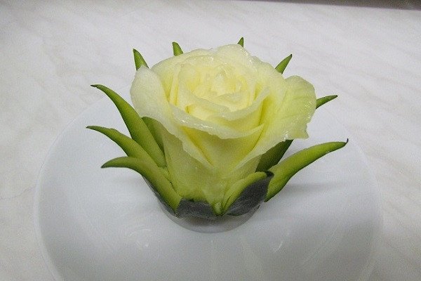Trang trí món ăn bằng hoa dưa chuột đẹp mắt