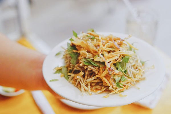 Trình bày đĩa gỏi khoai môn mực đẹp mắt