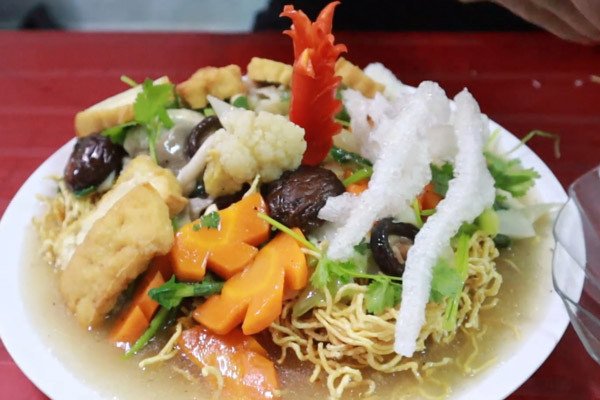 Trình bày và thưởng thức mì xào giòn chay thơm ngon